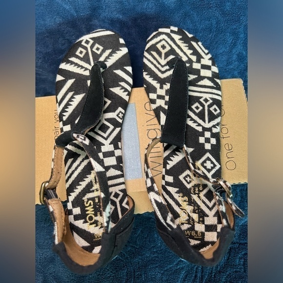 Toms Playa Aztec Thong Black and White Print Sandal Size 6.5 with original Box - Picture 3 of 6